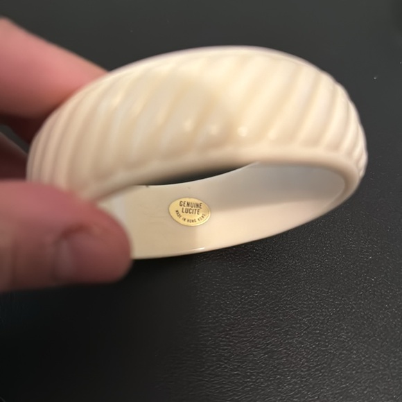 Vintage Plastic Bangle Bracelet, White, Scalloped, Genuine Lucite, Retro, Boho - Picture 6 of 9